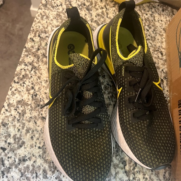 Nike React Infinity Run Flyknit 'Sonic Yellow' - Picture 2 of 5